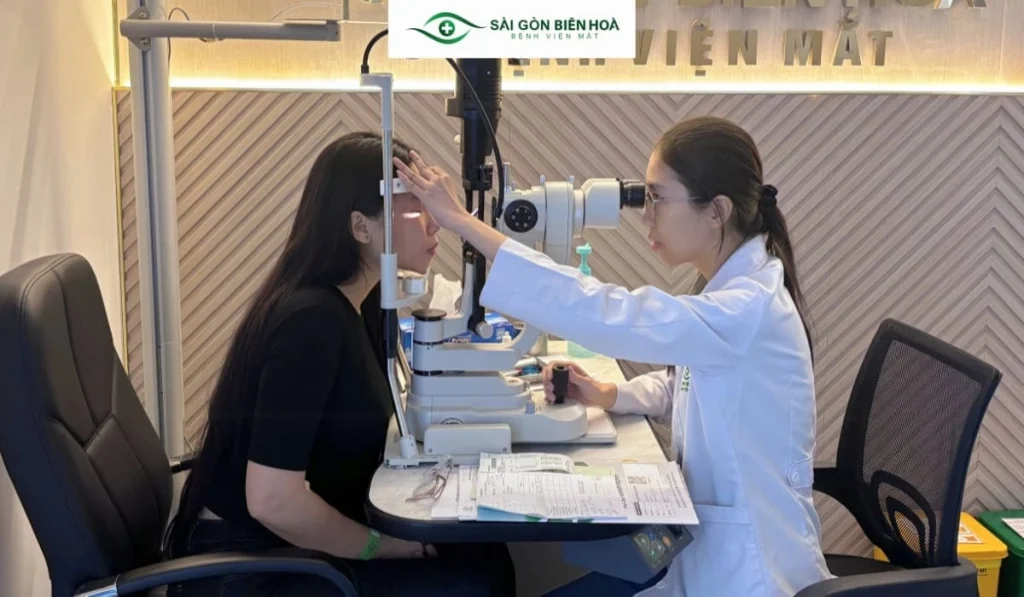 Người bệnh nên được khám mắt và kiểm tra tình trạng khúc xạ trước khi xác định phương pháp điều trị cũng như quyền lợi BHYT phù hợp.