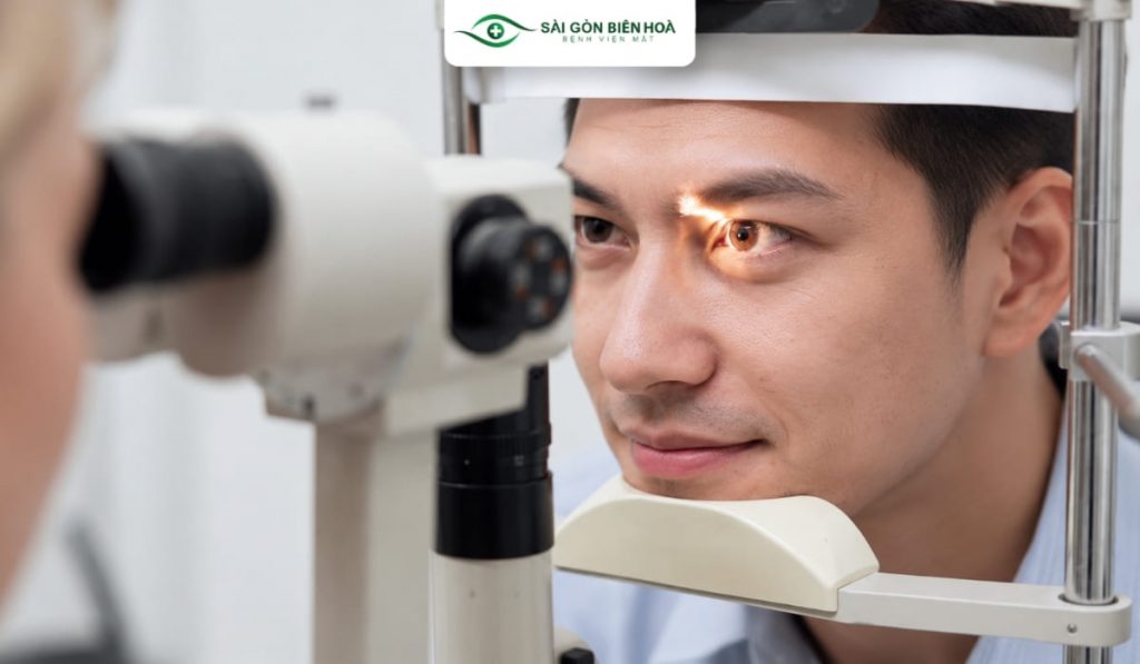 Bác sĩ nhãn khoa thực hiện soi đáy mắt cho bệnh nhân