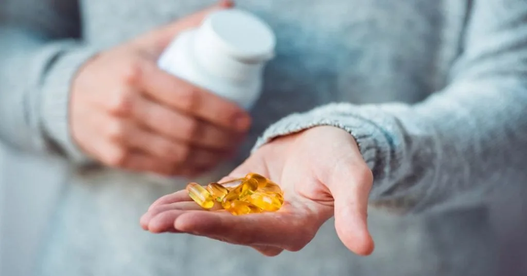 Người cận có thể bổ sung dầu cá khi cần Omega-3, nhưng dầu cá không thay thế phương pháp kiểm soát cận thị.