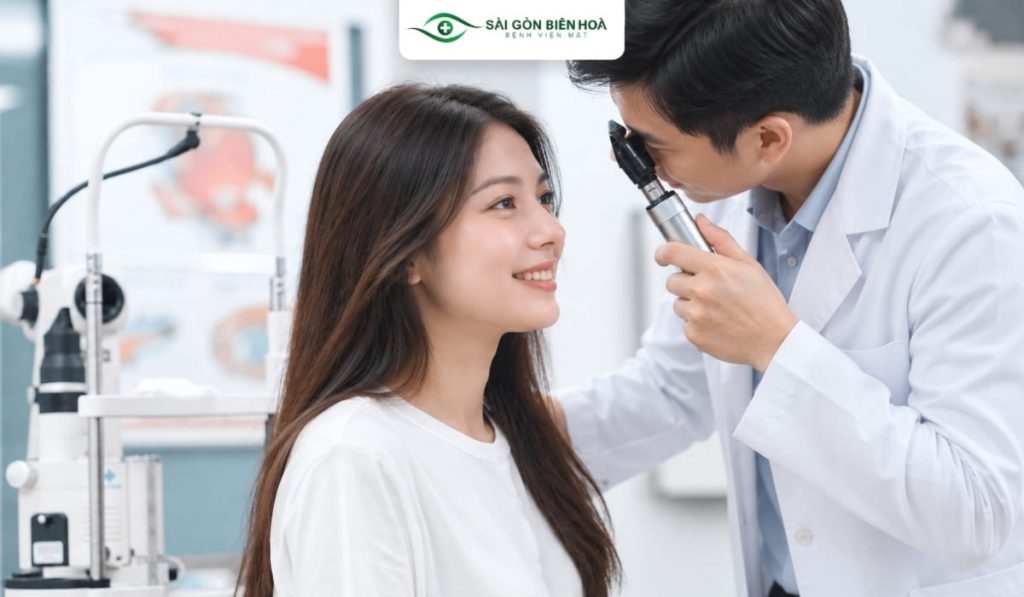 Phương pháp soi đáy mắt trực tiếp bằng đèn cầm tay