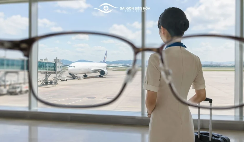 Với người cận thị, khả năng nhìn sau chỉnh kính là yếu tố cần được đánh giá thay vì chỉ nhìn vào số độ cận.