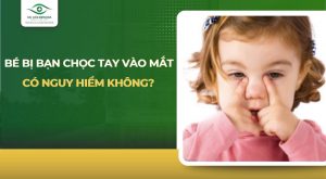 bé bị bạn chọc tay vào mắt