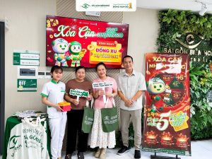 Chị T và Chị H rạng rỡ nụ cười, tự tin khoe đôi mắt sáng khỏe và trên tay cầm món quà đồng xu vàng may mắn từ bệnh viện