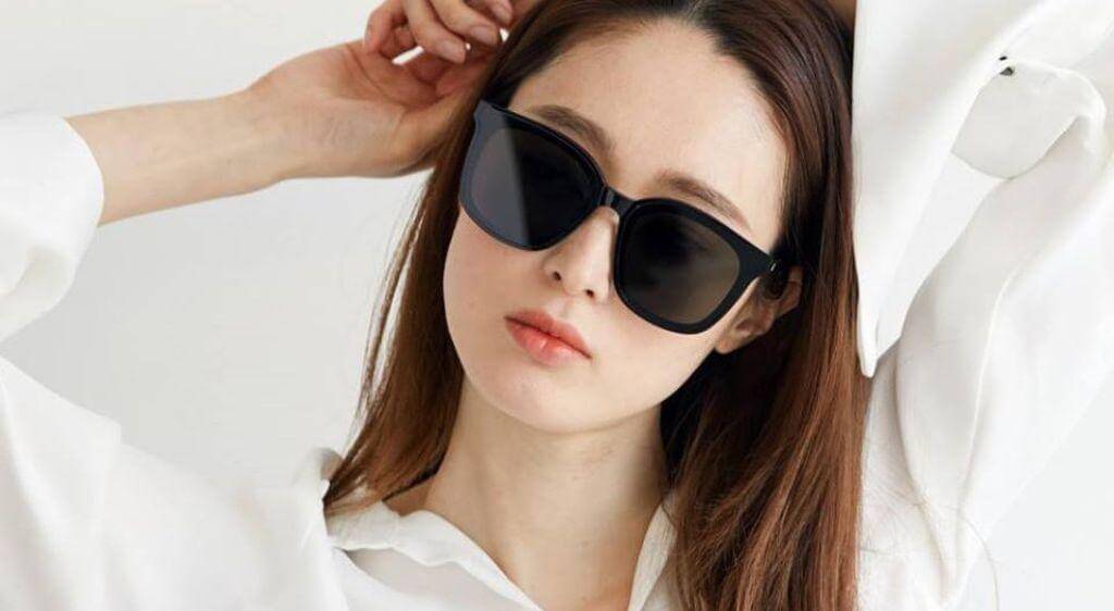 Đeo kính râm khi ra ngoài trời hoặc làm việc ở nơi có ánh sáng mạnh