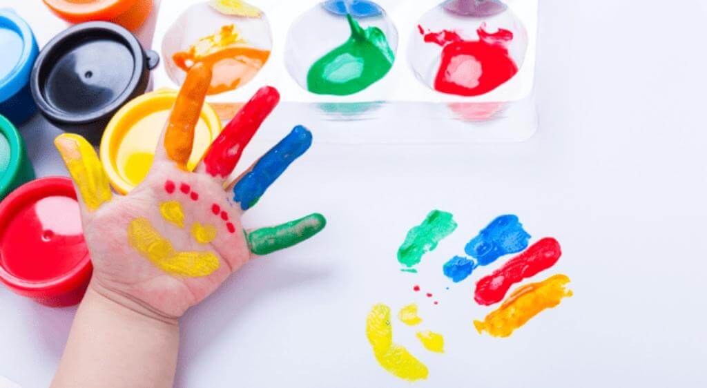 Gặp khó khăn trong các trò chơi liên quan đến màu sắc là một trong những dấu hiệu nhận biết trẻ có thể bị mù màu
