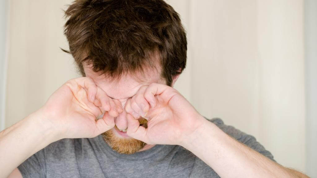 Hạn chế dụi mắt để hạn chế nguy cơ viêm nhiễm, tắc tuyến lệ