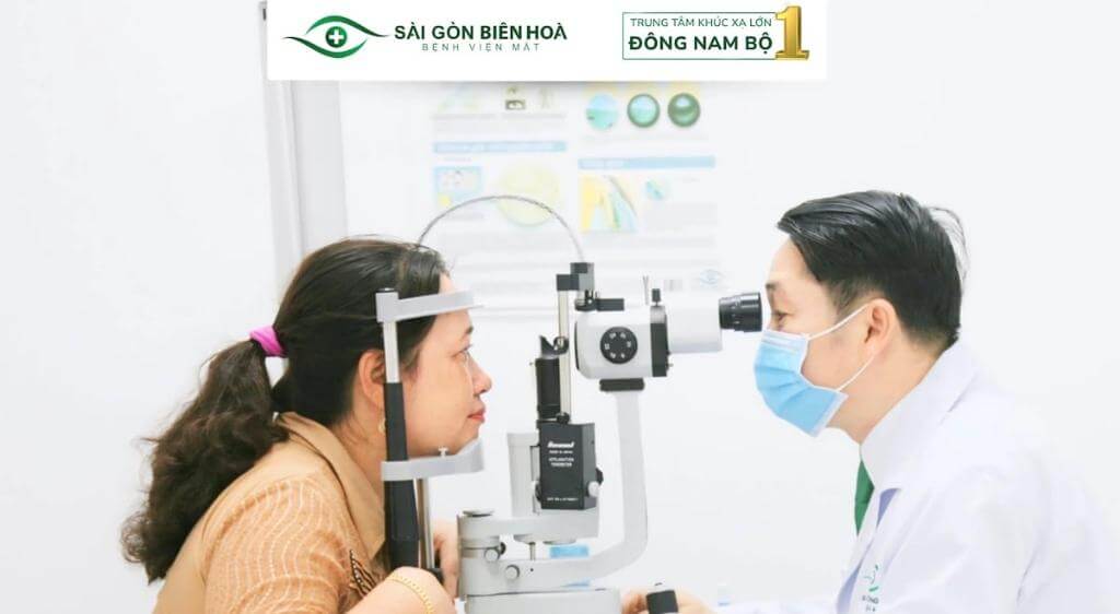 Nếu xuất hiện đỏ mắt, đau rát, ngứa nhiều, người bệnh cần ngưng thuốc và đi khám sớm