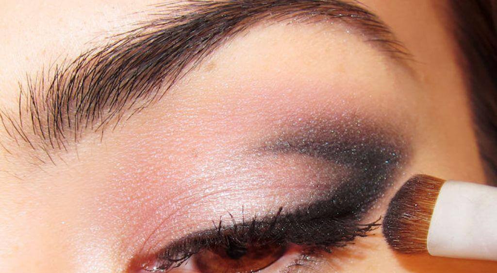 Ngừng trang điểm vùng mắt vì các hóa chất bên trong mỹ phẩm có thể gây kích ứng lên vùng da tổn thương