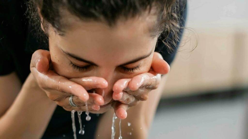 Người bị dị ứng vùng da quanh mắt cần tránh rửa mặt với nước nóng