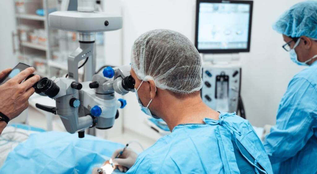 Phẫu thuật đục thủy tinh thể là phương pháp hiệu quả hiện nay