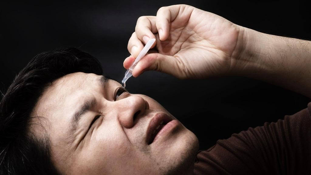 Thuốc nhỏ mắt dị ứng có thể được cân nhắc sử dụng nếu mắt ngứa, đỏ, chảy nước mắt liên tục