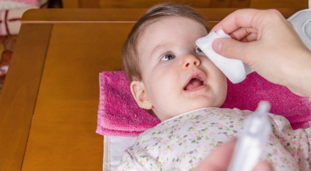 Vệ sinh mắt cho trẻ bằng nước muối sinh lý