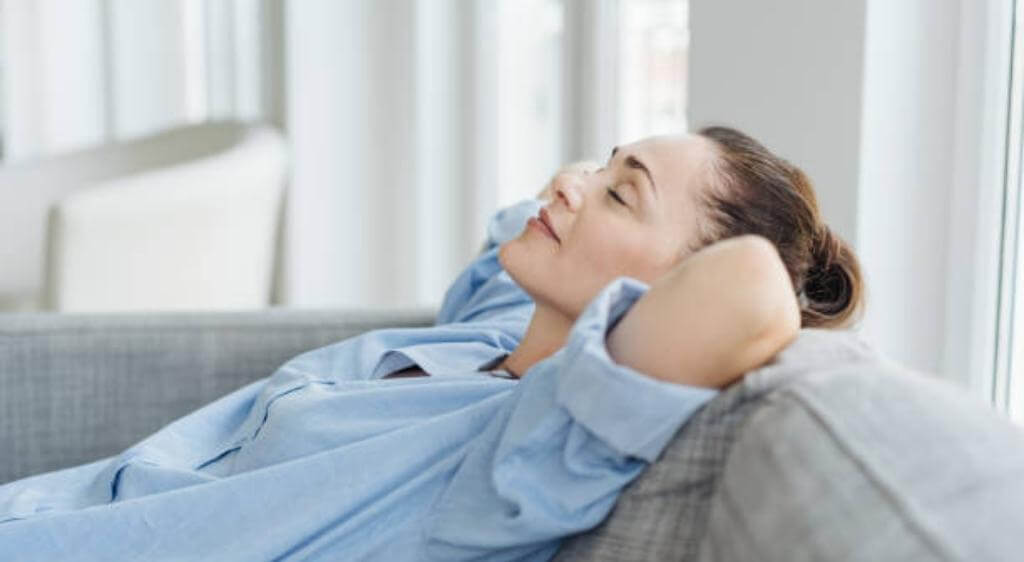 Áp dụng quy tắc 20-20-20 giúp mắt nghỉ ngơi và hạn chế đổ ghèn