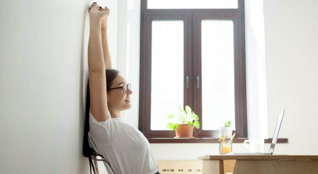 Áp dụng quy tắc 20-20-20 giúp mắt thư giãn và giảm tình trạng mỏi điều tiết