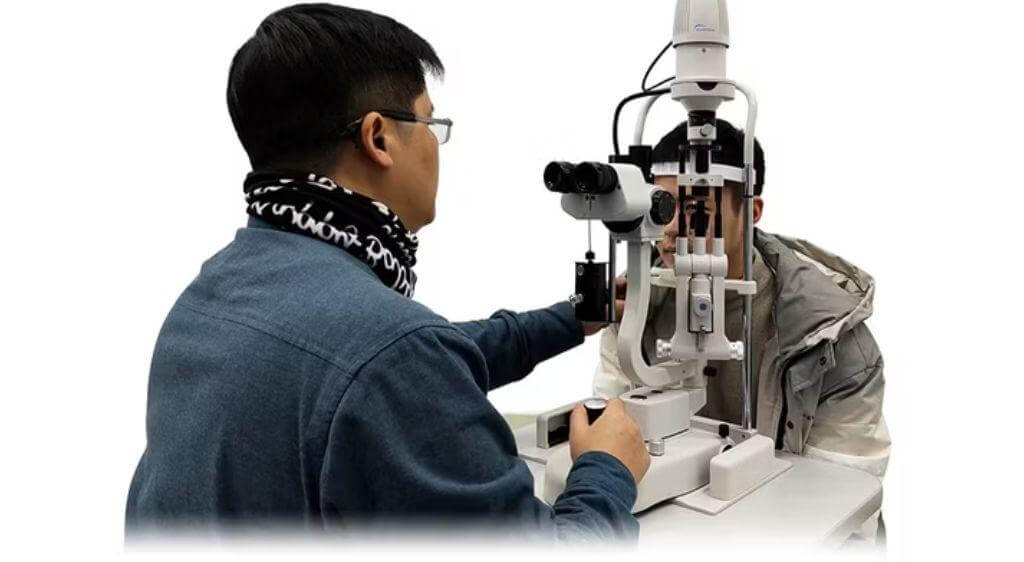 Bác sĩ sẽ dùng máy soi khe để quan sát chi tiết tình trạng khô mắt của người bệnh