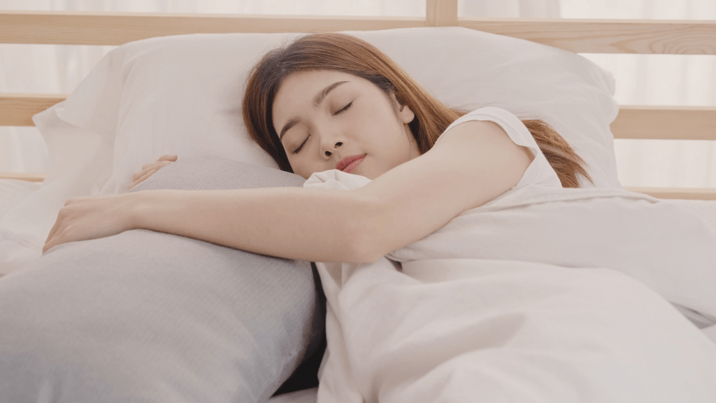 Bạn cần ngủ đủ giấc để mắt hồi phục tốt hơn sau thời gian dài ngồi trước màn hình máy tính