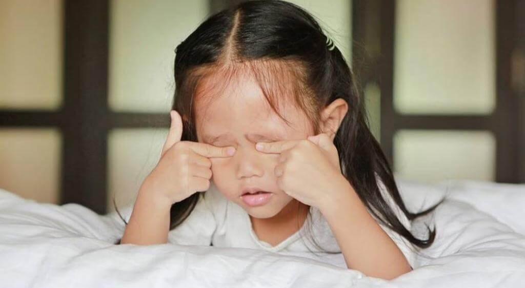 Bé thường xuyên dụi mắt liên tục là dấu hiệu thường gặp khi trẻ bị khô mắt