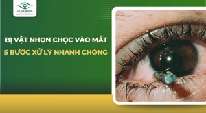 Bị vật nhọn chọc vào mắt