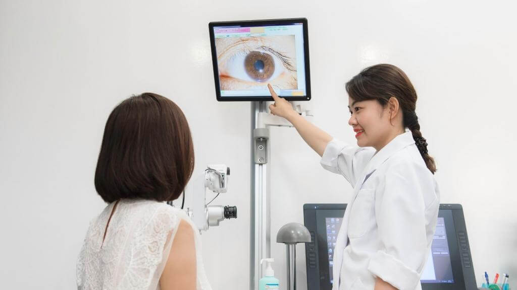 Cần khám mắt định kì để đánh giá và phát hiện sớm bất thường