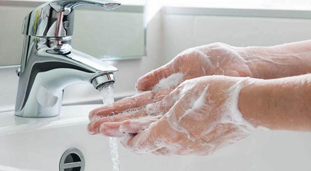 Cần rửa tay sạch bằng xà phòng trước khi nhỏ thuốc