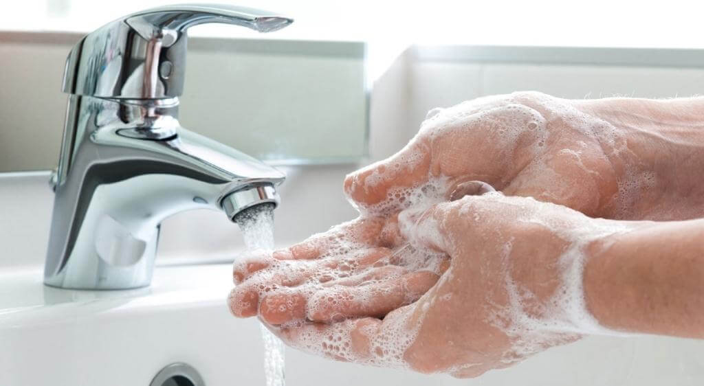 Cần rửa tay sạch trước khi nhỏ mắt