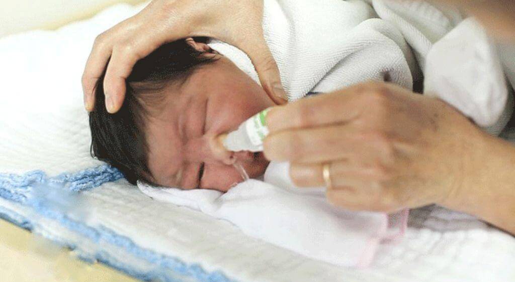 Cần thực hiện quy trình chăm sóc kép cho cả mắt và mũi của bé để ngăn ngừa bệnh tiến triển nặng