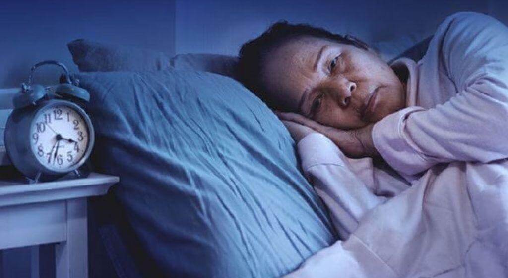 Căng thẳng trong công việc và thiếu ngủ mạn tính là một trong các nguyên nhân dẫn đến đau đầu mỏi mắt
