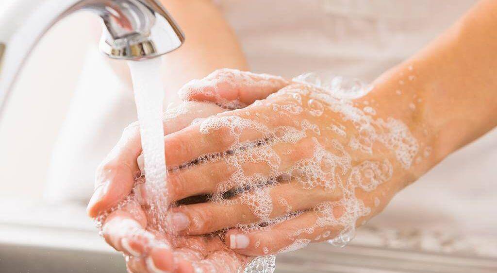 Cha mẹ và người chăm sóc trẻ cần vệ sinh tay bằng xà phòng trước khi tiếp xúc với bé