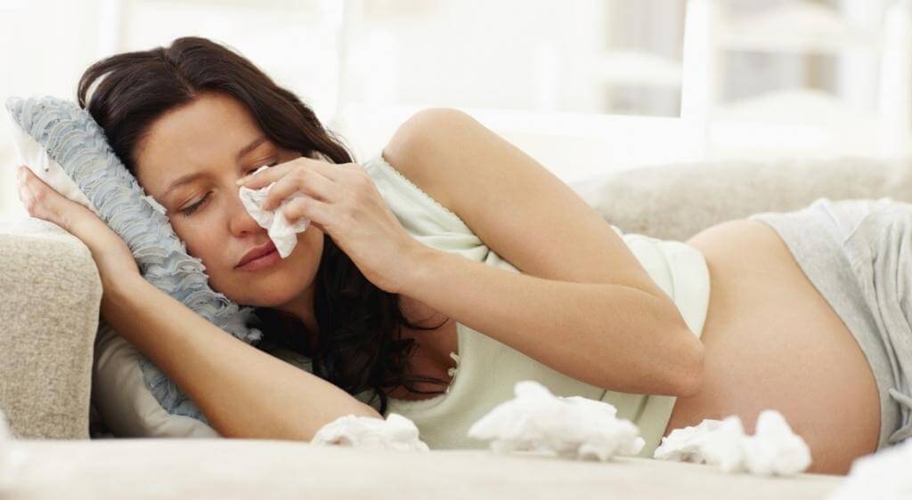 Chảy nước mắt khi mang thai thường không nguy hiểm nhưng vẫn cần theo dõi kỹ