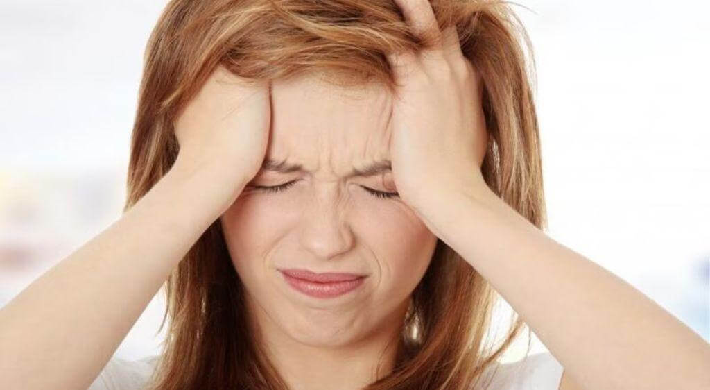 Chứng đau nửa đầu do căng thẳng kéo dài có thể gây tình trạng nhức mỏi mắt, sợ sáng