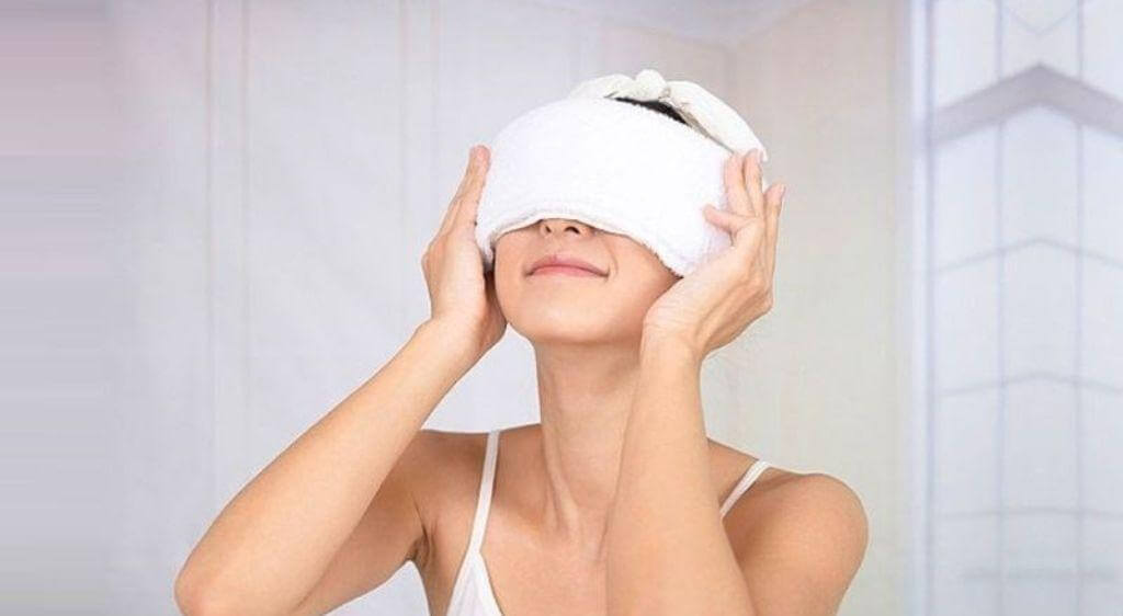 Chườm ấm thư giãn mắt