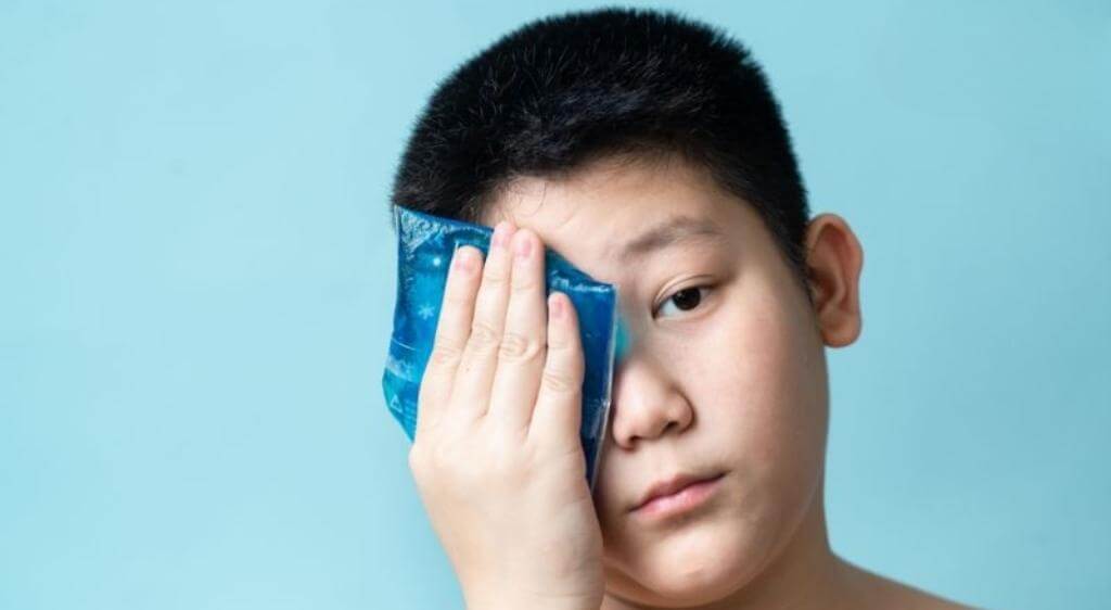 Chườm lạnh trong 48 giờ đầu giúp giảm sưng và làm tan bầm tím ở mắt hiệu quả