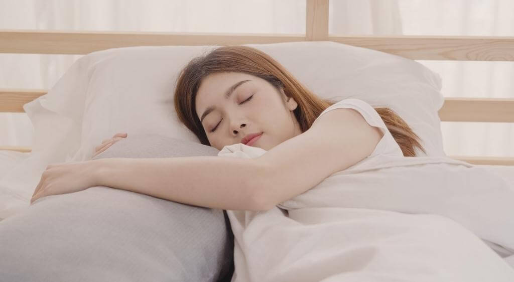 Đảm bảo ngủ đủ giấc mỗi đêm giúp cơ mắt được thư giãn và phục hồi