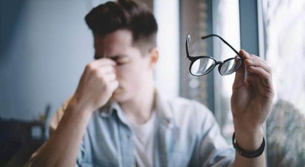 Đau đầu mờ mắt có thể là biểu hiện lâm sàng cho nhiều bệnh lý nguy hiểm và phức tạp