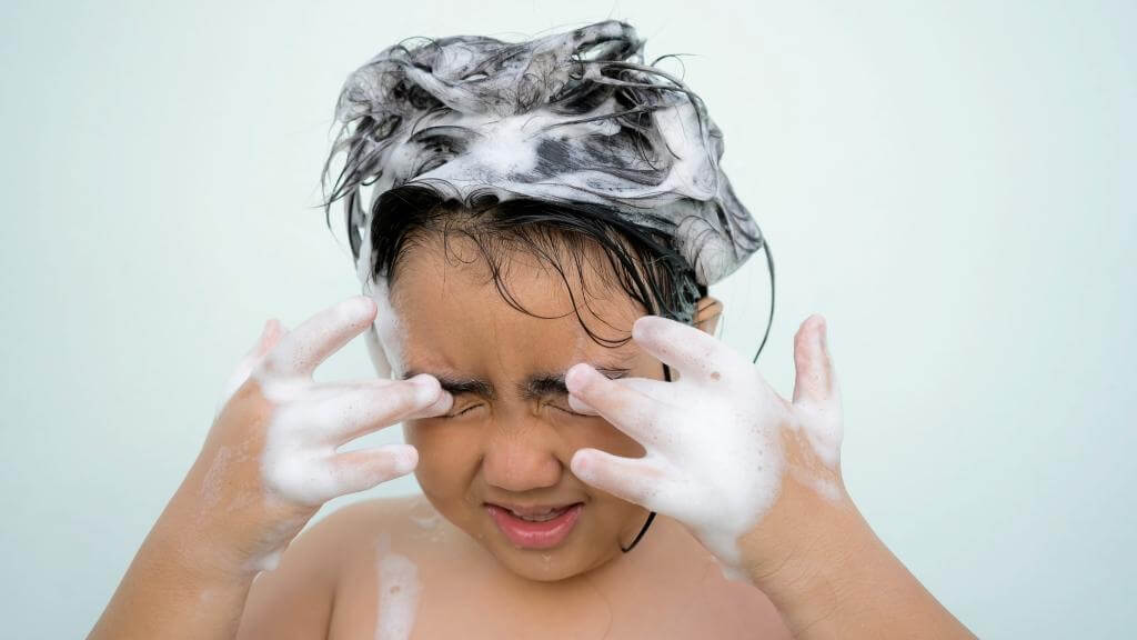 Dầu gội vào mắt có thể gây kích ứng tại chỗ theo nhiều mức độ