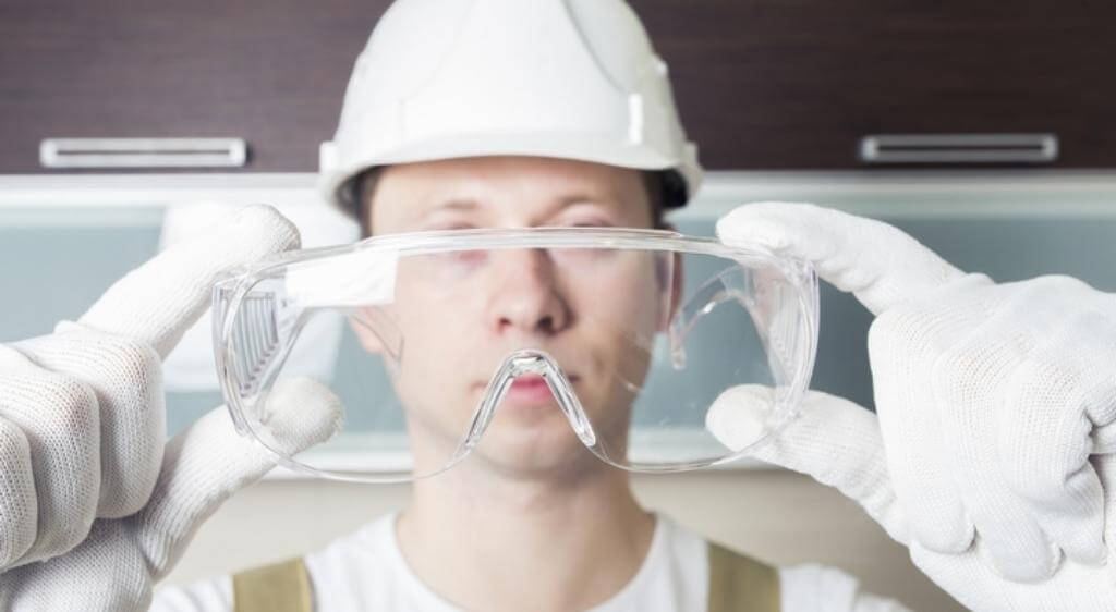 Đeo kính bảo hộ khi đi đường hoặc làm việc để tránh chấn thương, dị vật vào mắt