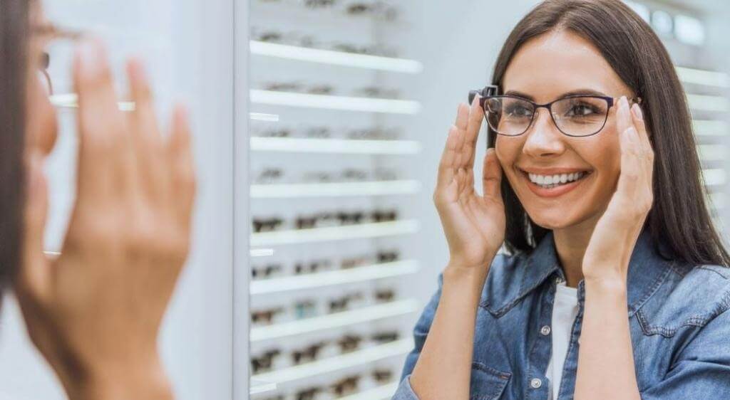 Đeo kính chuyên dụng giúp giảm mỏi mắt khi dùng thiết bị điện tử lâu dài