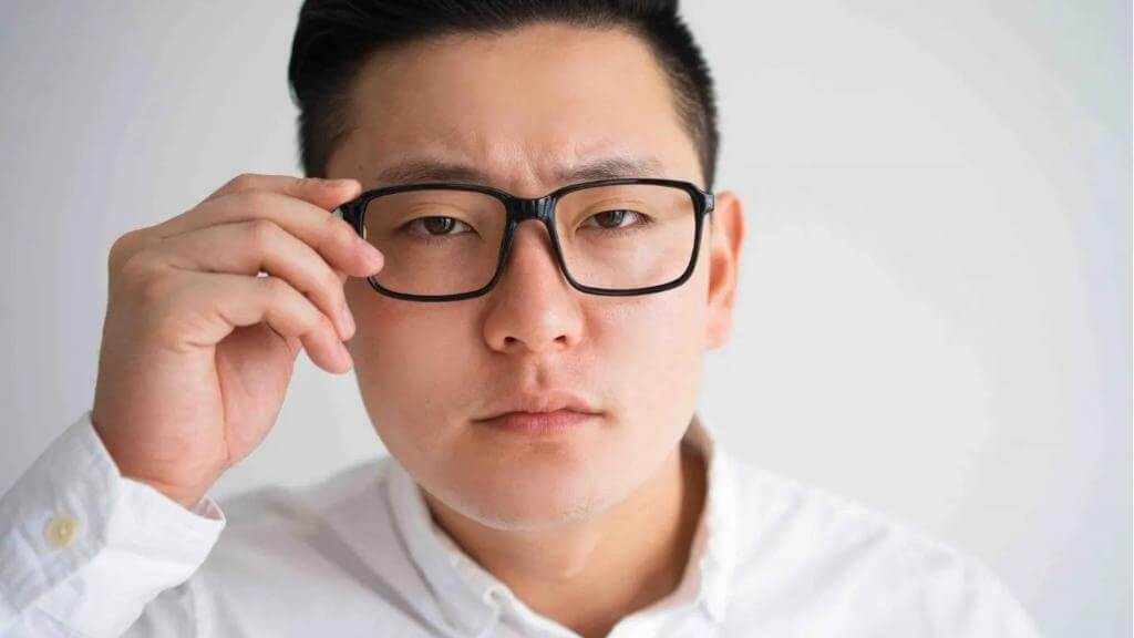 Đeo kính nhiều không trực tiếp khiến mắt bị lồi