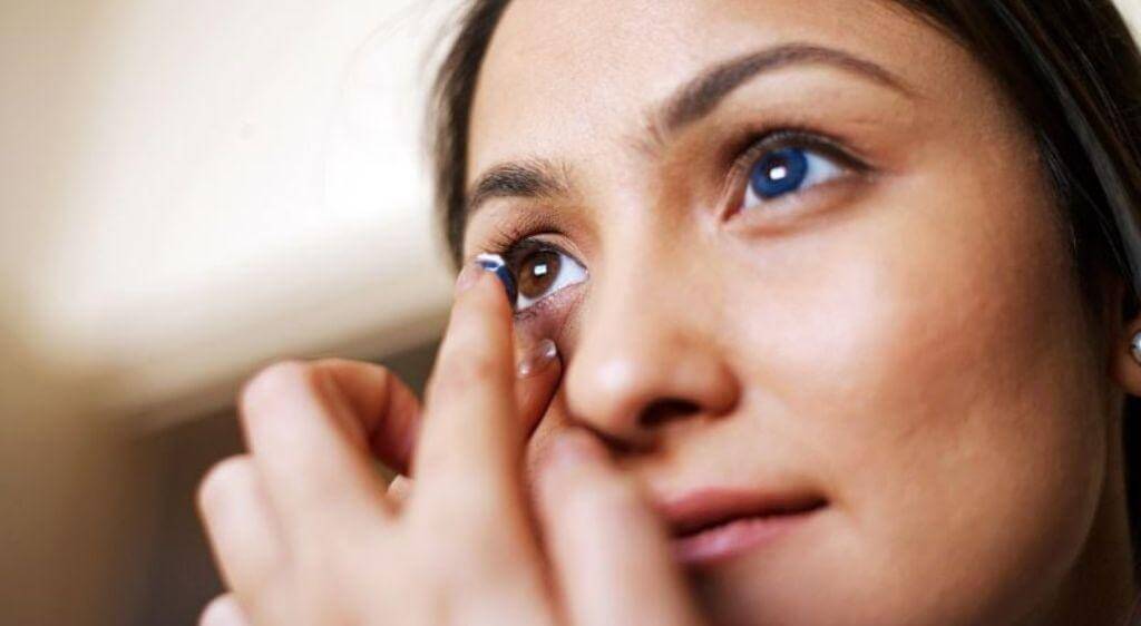 Đeo lens bị mỏi mắt do mắt thiếu oxy