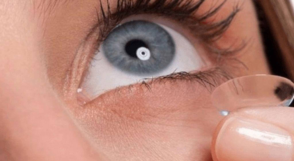 Đeo lens gây mỏi mắt thường do sử dụng kính sai kích cỡ hoặc quá lâu