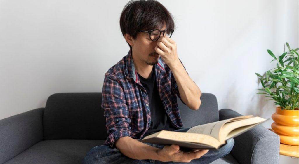Đọc sách bị mỏi mắt do mắt phải điều tiết liên tục