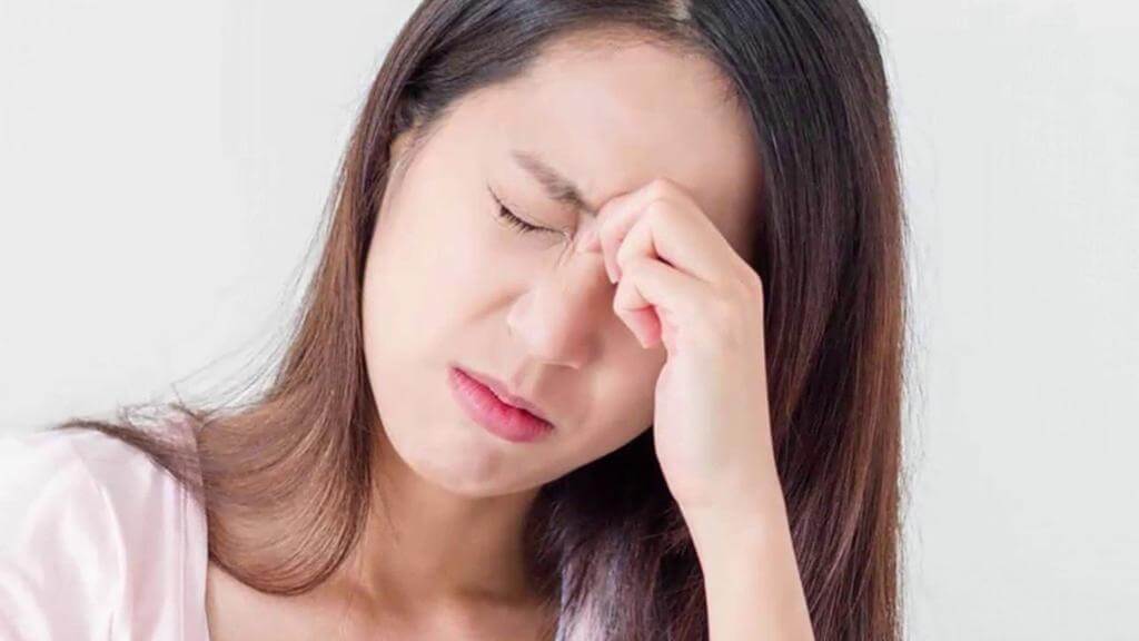 Dụi mắt liên tục có thể làm tổn thương giác mạc nặng hơn