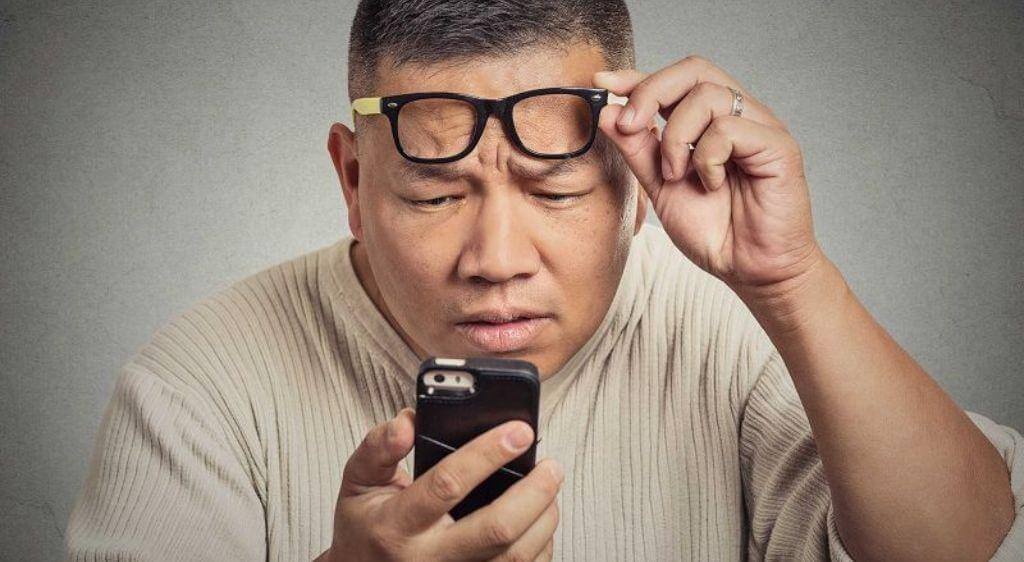 Dùng điện thoại quá nhiều có thể gây nhìn mờ