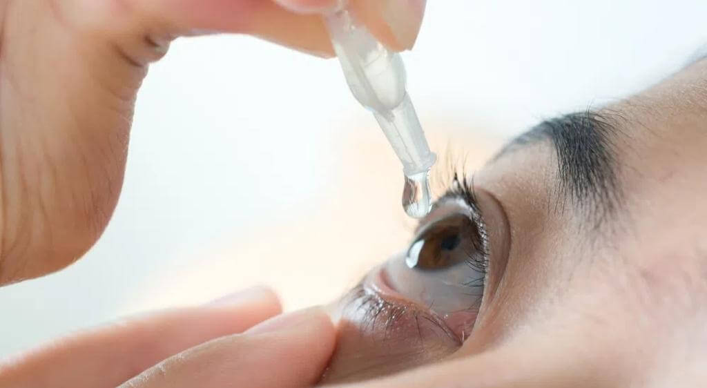 Dùng thuốc nhỏ mắt là cách chữa hội chứng thị giác màn hình