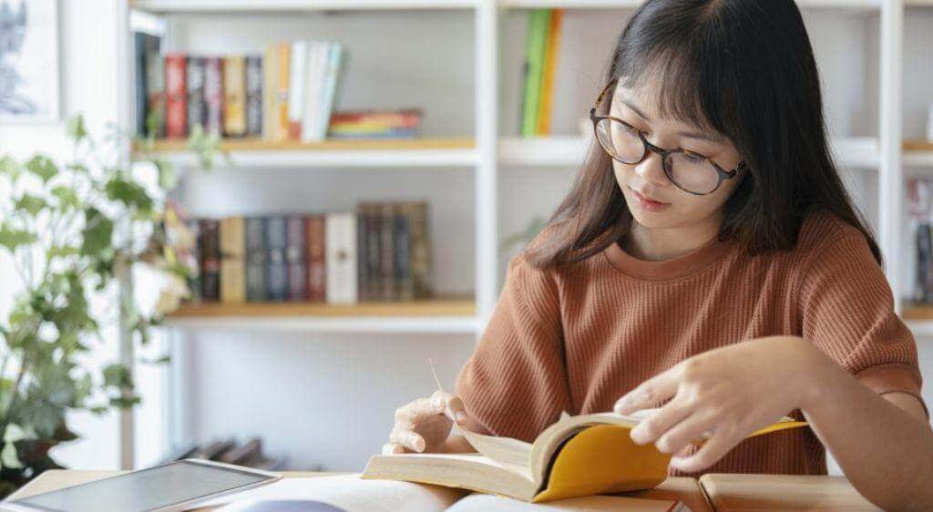 Duy trì tư thế và khoảng cách đúng khi đọc sách