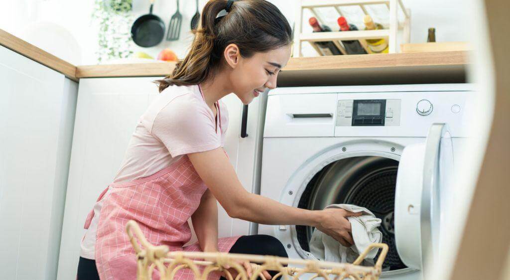 Giặt toàn bộ quần áo, khăn mặt, ga giường,... sau đó sấy khô khoặc ủi bằng nhiệt độ cao để tiêu diệt trứng rận tận gốc