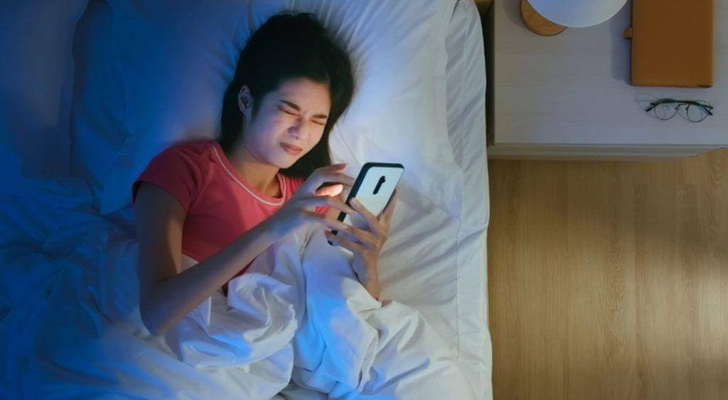 Hạn chế nhìn màn hình điện thoại quá khuya có thể gây chói mắt, ảnh hưởng thị lực
