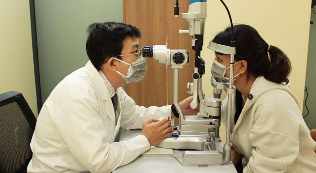 Hãy thăm khám ngay khi cảm thấy cơn đau xuất hiện đột ngột, dữ dội, thị lực đột nhiên suy giảm