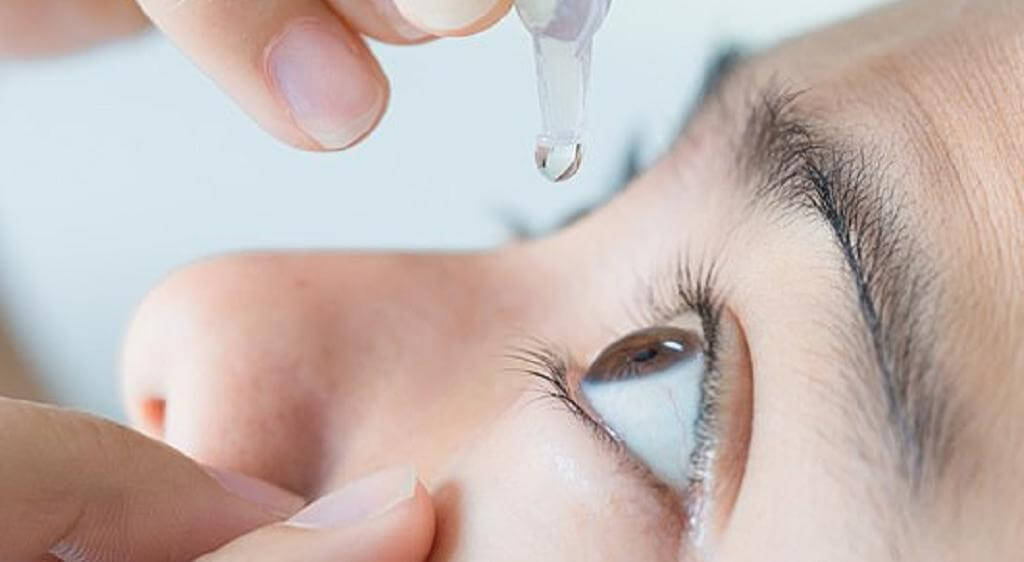 Kéo nhẹ phần mi dưới tạo thành túi nhỏ và giữ đầu lọ cách mắt khoảng 1 - 2 cm