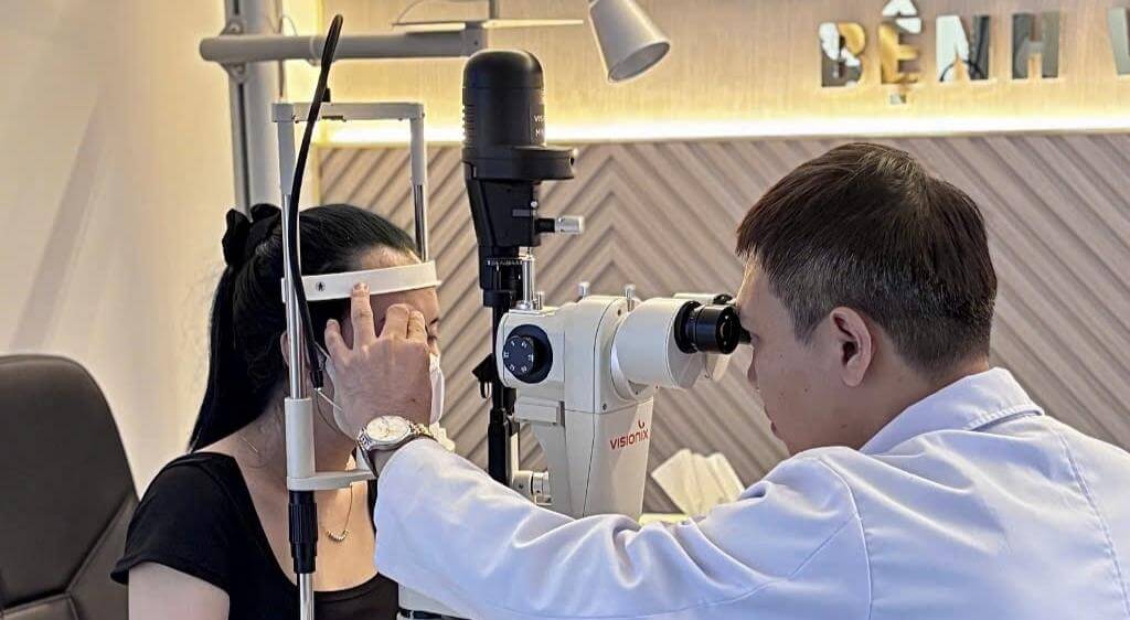 Khám lâm sàng là bước quan trọng giúp chẩn đoán tình trạng mắt 2 màu